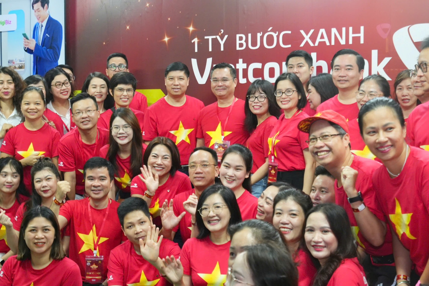 Hơn 20.000 người Vietcombank h&ograve;a nhịp &ldquo;C&ugrave;ng Việt Nam tiến bước&rdquo;- Ảnh 5.