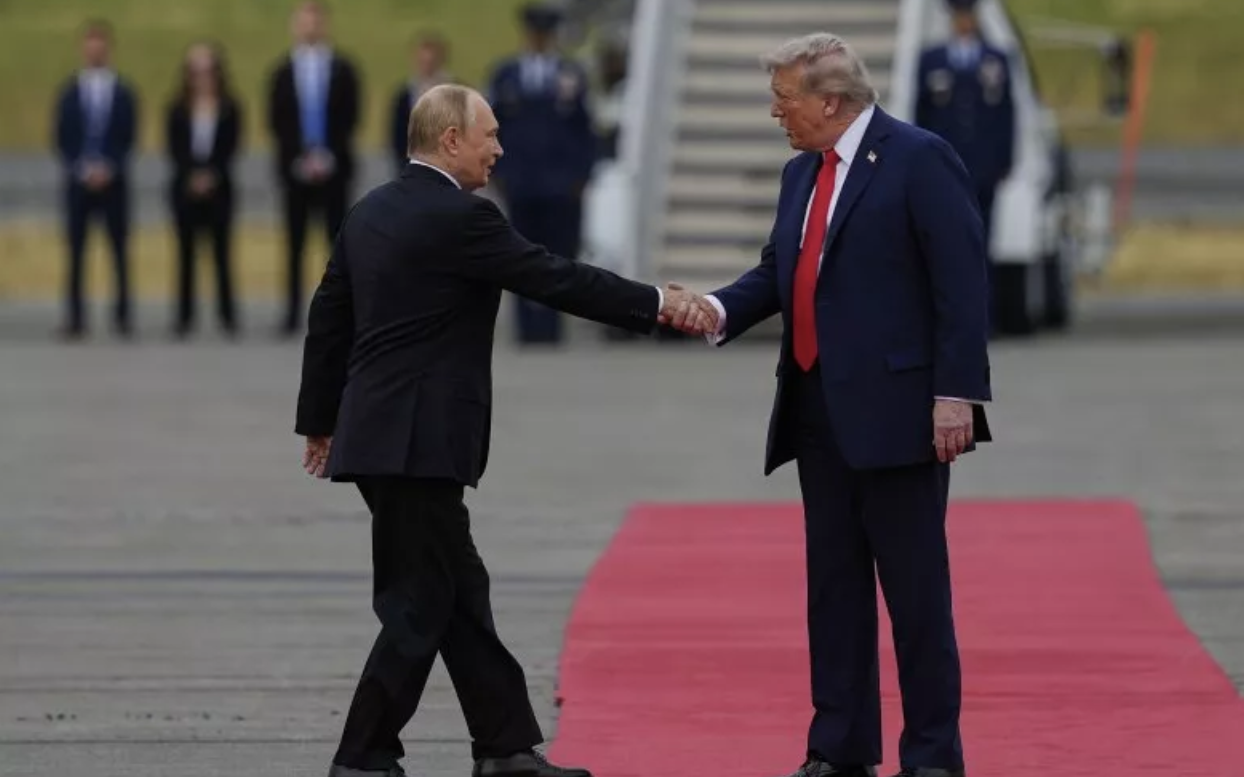 Giải mã cái bắt tay của Tổng thống Donald Trump và Tổng thống Putin