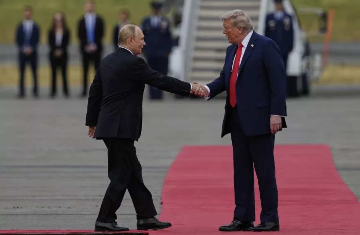 Giải m&atilde; c&aacute;i bắt tay của Tổng thống Donald Trump v&agrave; Tổng thống Putin- Ảnh 1.