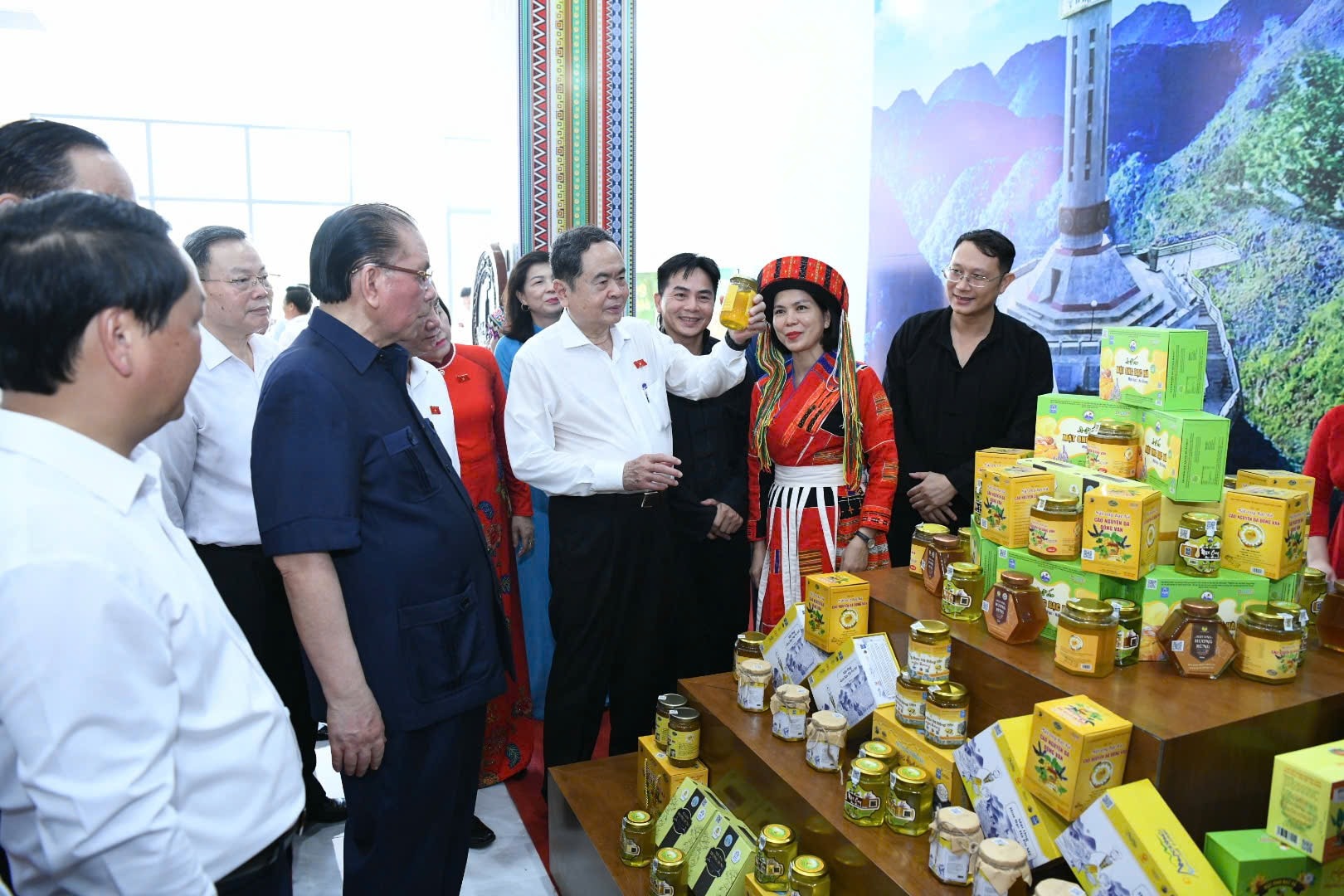 Chủ tịch Quốc hội Trần Thanh Mẫn dự Chương tr&igrave;nh "Trở về nguồn - hướng tới tương lai"- Ảnh 7.