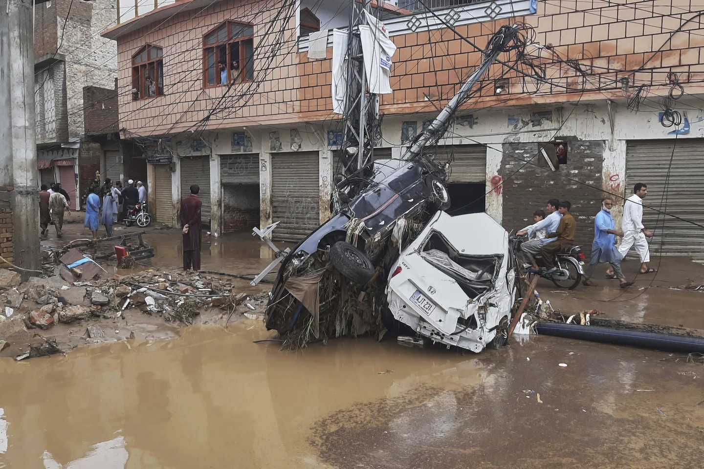 Lũ qu&eacute;t, sạt lở ở Pakistan: 220 người thiệt mạng, v&agrave;i ng&ocirc;i l&agrave;ng kh&ocirc;ng c&ograve;n người sống s&oacute;t - Ảnh 2.