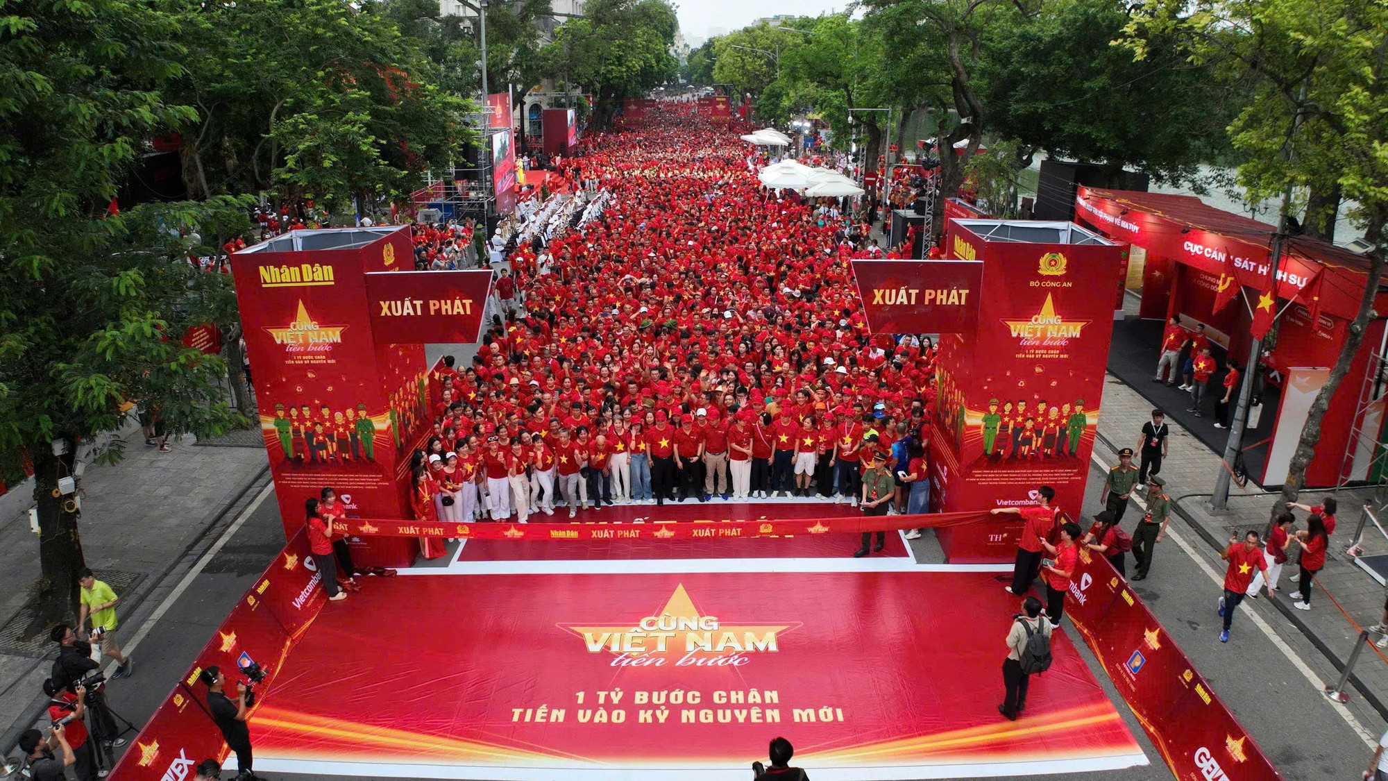 Hơn 1 triệu người c&ugrave;ng đi bộ v&igrave; một Việt Nam h&ugrave;ng cường- Ảnh 1.
