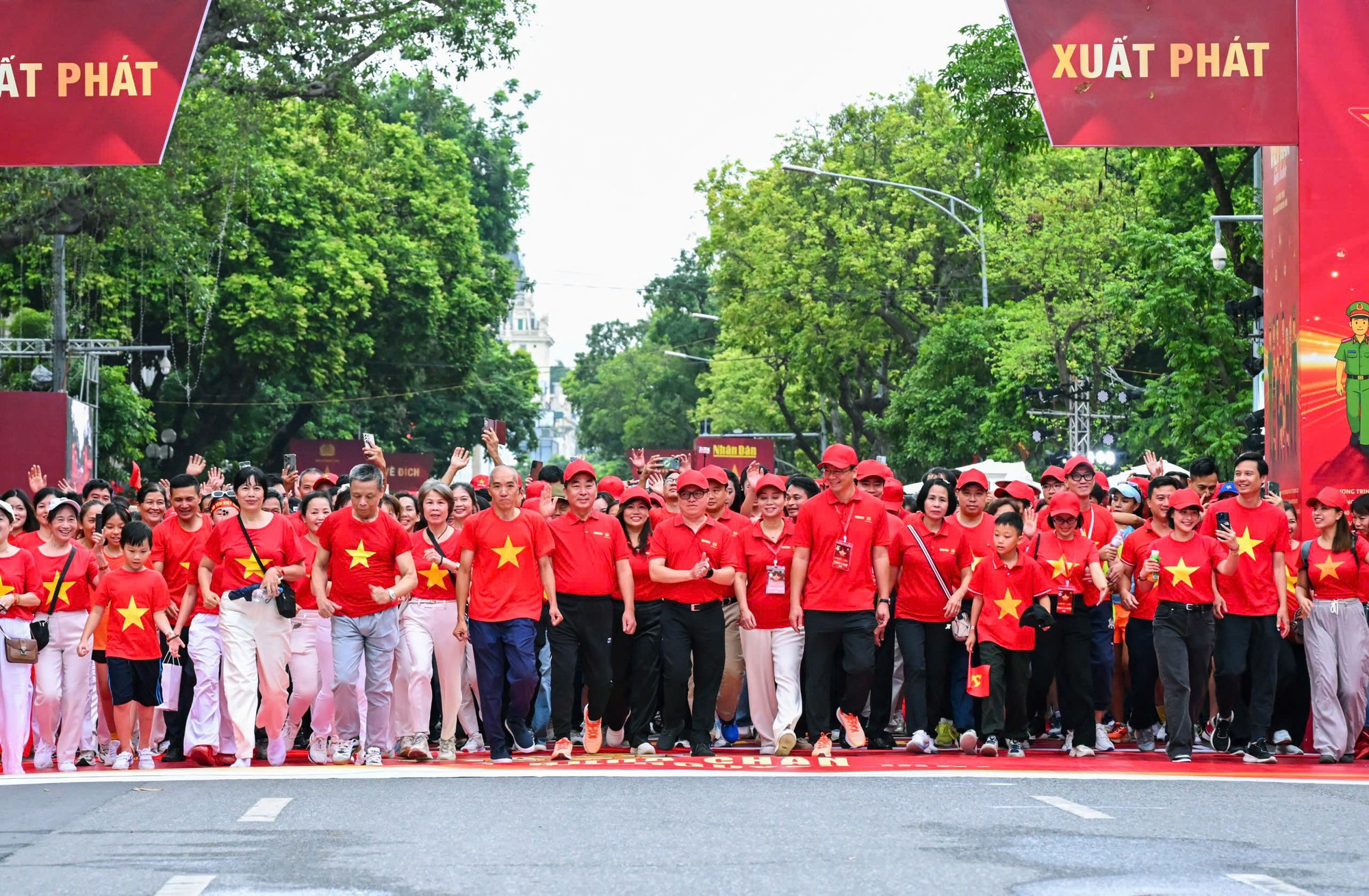 Hơn 1 triệu người c&ugrave;ng đi bộ v&igrave; một Việt Nam h&ugrave;ng cường- Ảnh 5.