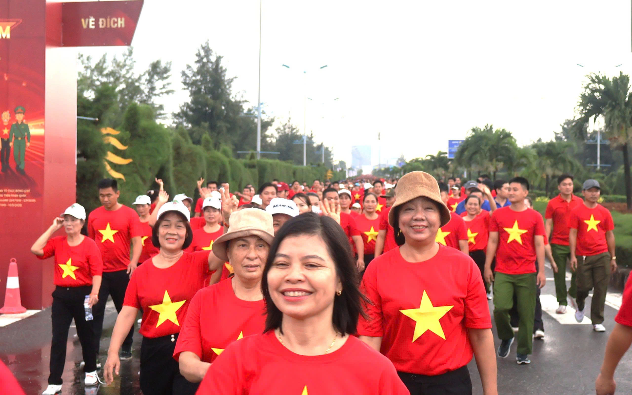 Hơn 5.000 người Quảng Trị cùng cả nước đi bộ "Cùng Việt Nam tiến bước"- Ảnh 8.