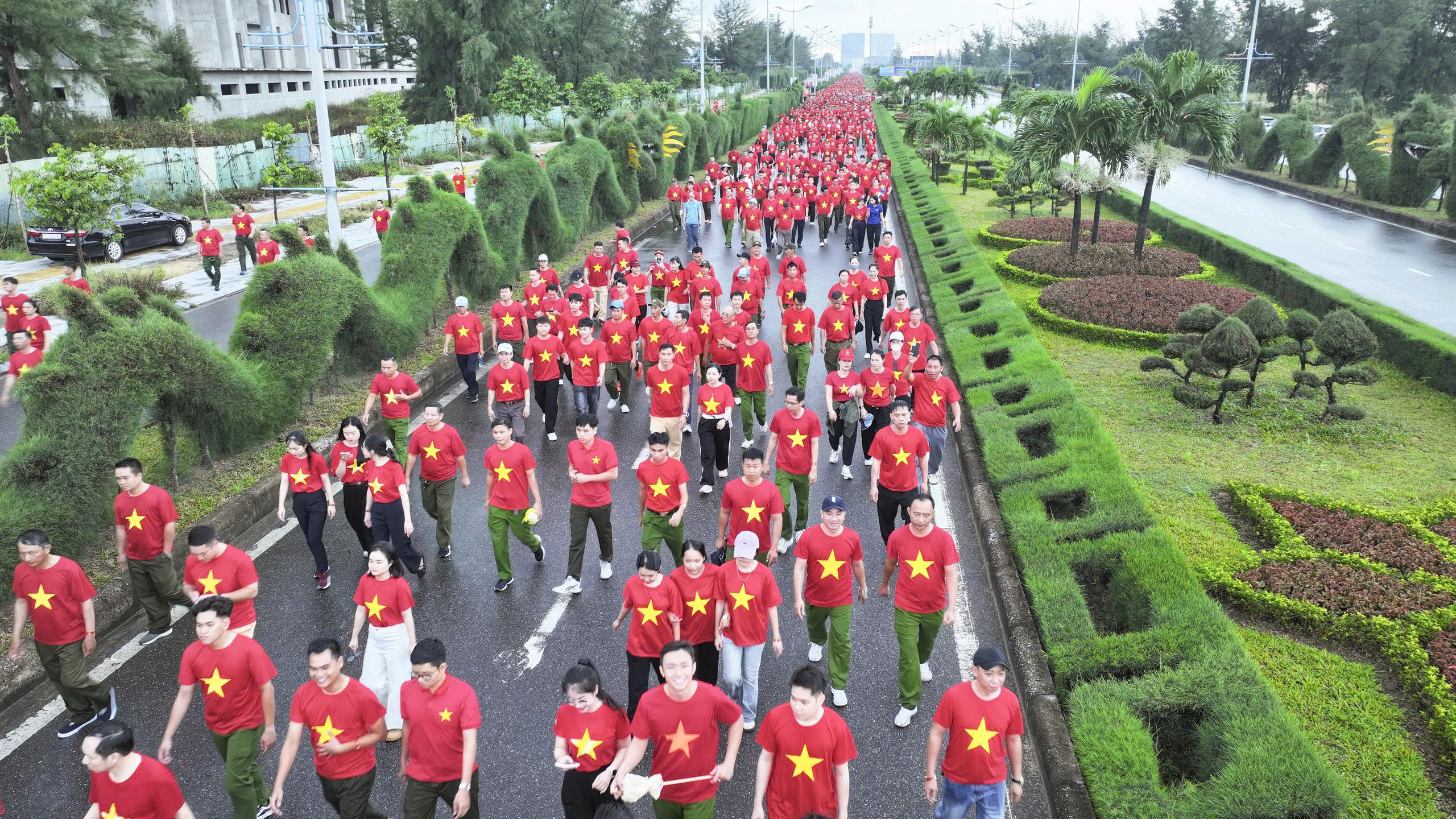 Hơn 5.000 người Quảng Trị cùng cả nước đi bộ "Cùng Việt Nam tiến bước"- Ảnh 6.