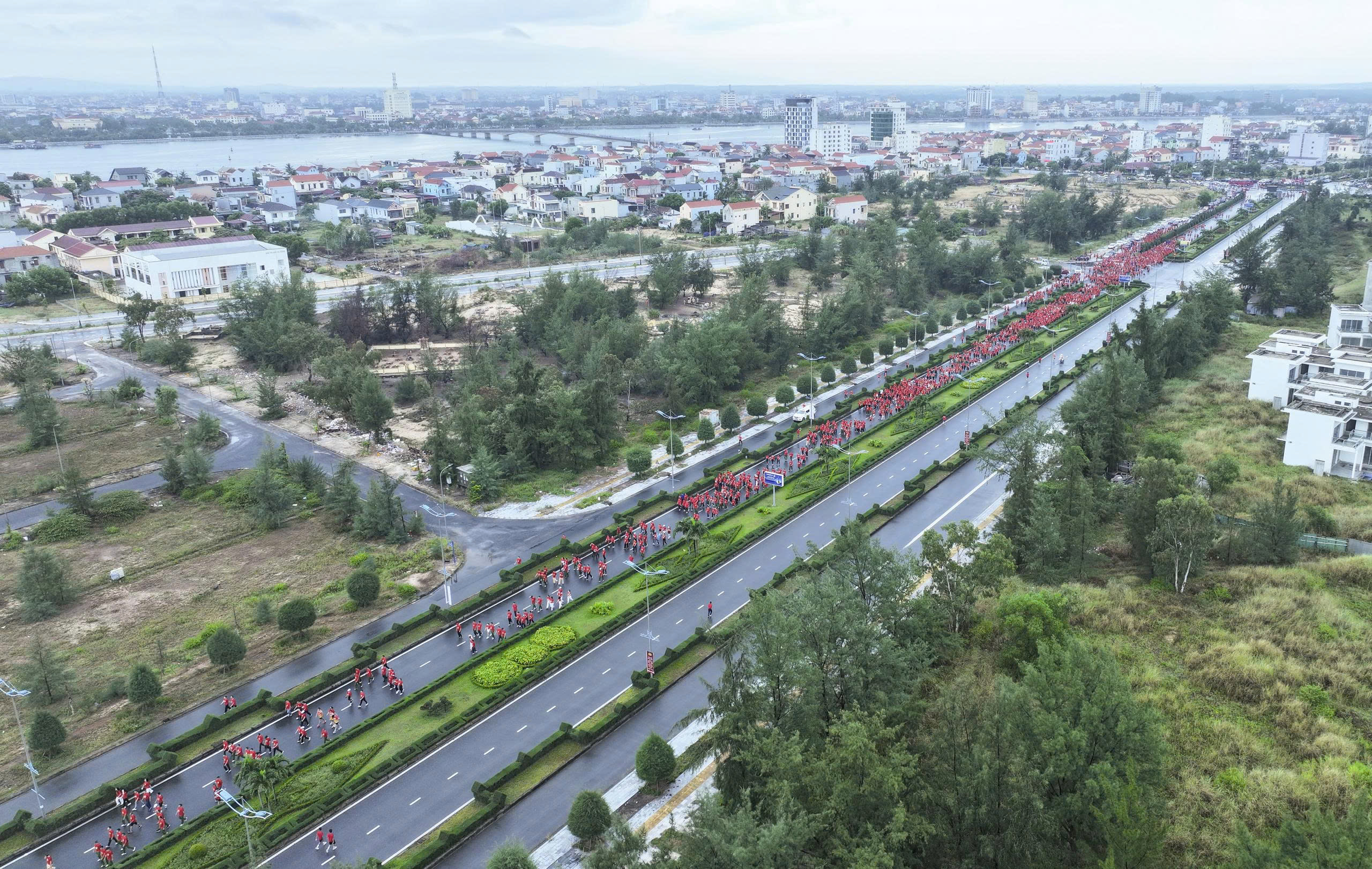 Hơn 5.000 người Quảng Trị cùng cả nước đi bộ "Cùng Việt Nam tiến bước"- Ảnh 4.