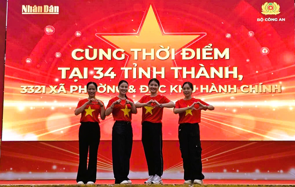 32 ng&agrave;n người ở Thanh H&oacute;a xuống đường đi bộ "C&ugrave;ng Việt Nam tiến bước"- Ảnh 3.