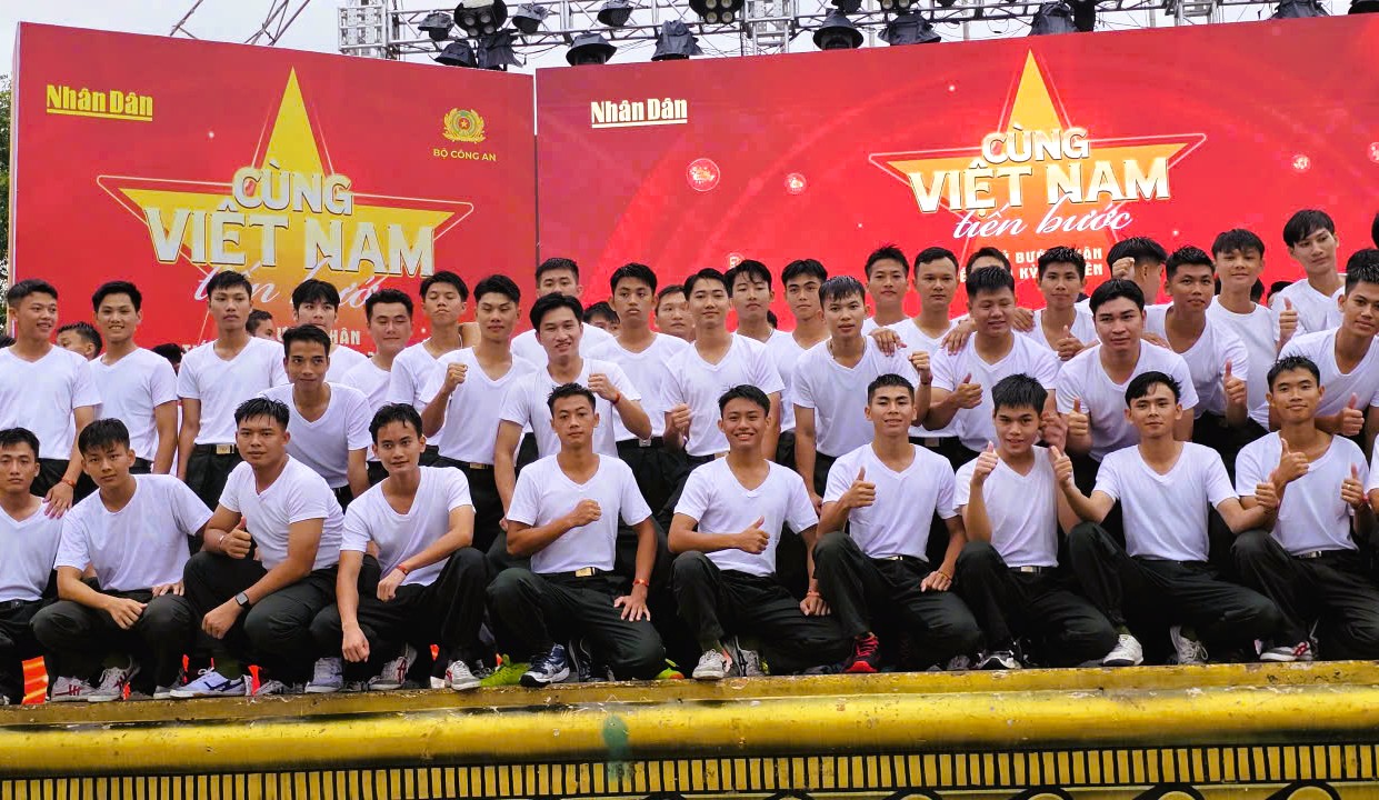32 ng&agrave;n người ở Thanh H&oacute;a xuống đường đi bộ "C&ugrave;ng Việt Nam tiến bước"- Ảnh 4.