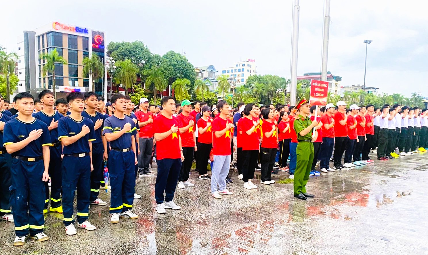 32 ng&agrave;n người ở Thanh H&oacute;a xuống đường đi bộ "C&ugrave;ng Việt Nam tiến bước"- Ảnh 2.