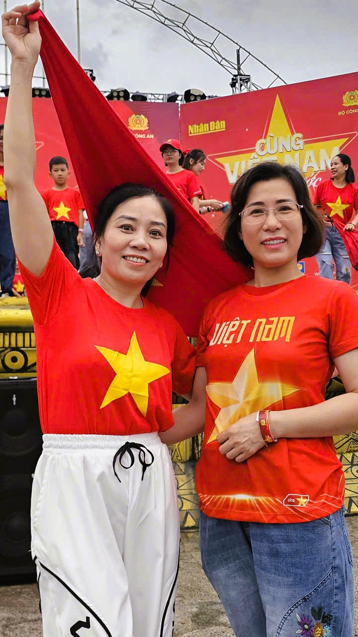 32 ng&agrave;n người ở Thanh H&oacute;a xuống đường đi bộ "C&ugrave;ng Việt Nam tiến bước"- Ảnh 17.