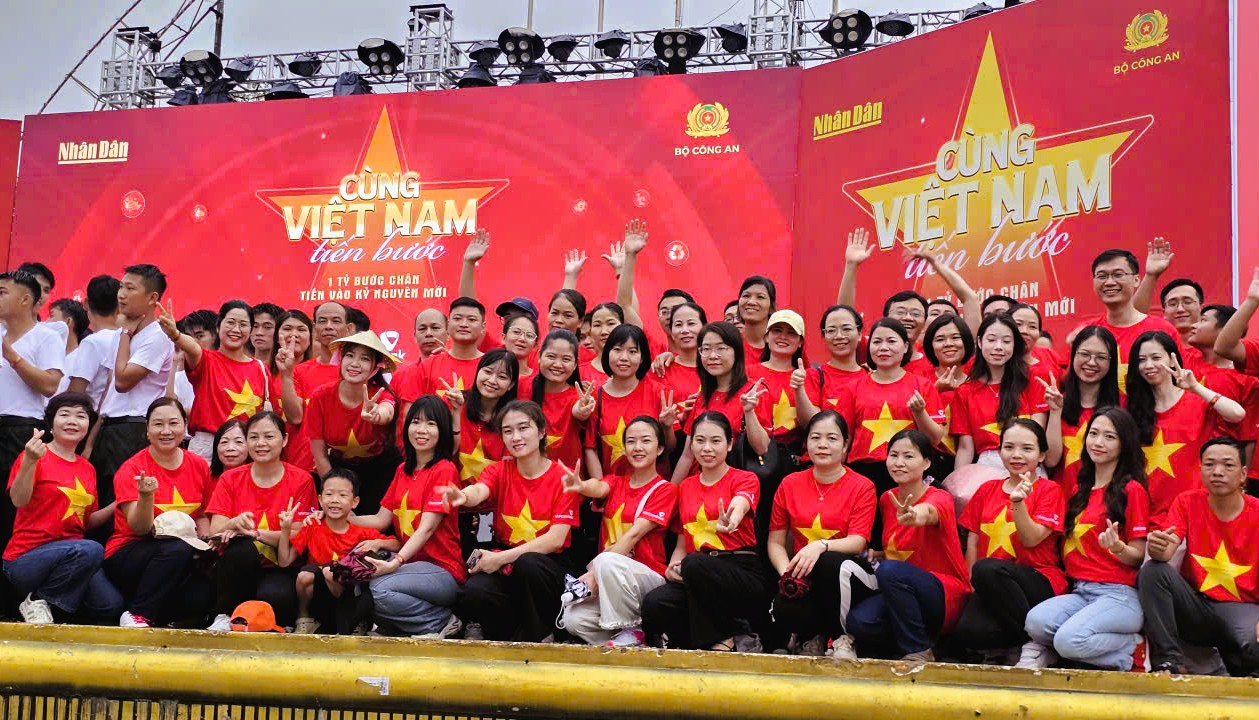 32 ng&agrave;n người ở Thanh H&oacute;a xuống đường đi bộ "C&ugrave;ng Việt Nam tiến bước"- Ảnh 5.
