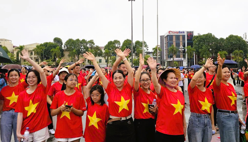 32 ng&agrave;n người ở Thanh H&oacute;a xuống đường đi bộ "C&ugrave;ng Việt Nam tiến bước"- Ảnh 7.