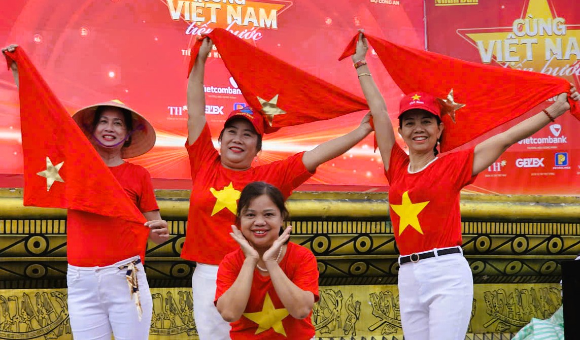 32 ng&agrave;n người ở Thanh H&oacute;a xuống đường đi bộ "C&ugrave;ng Việt Nam tiến bước"- Ảnh 8.