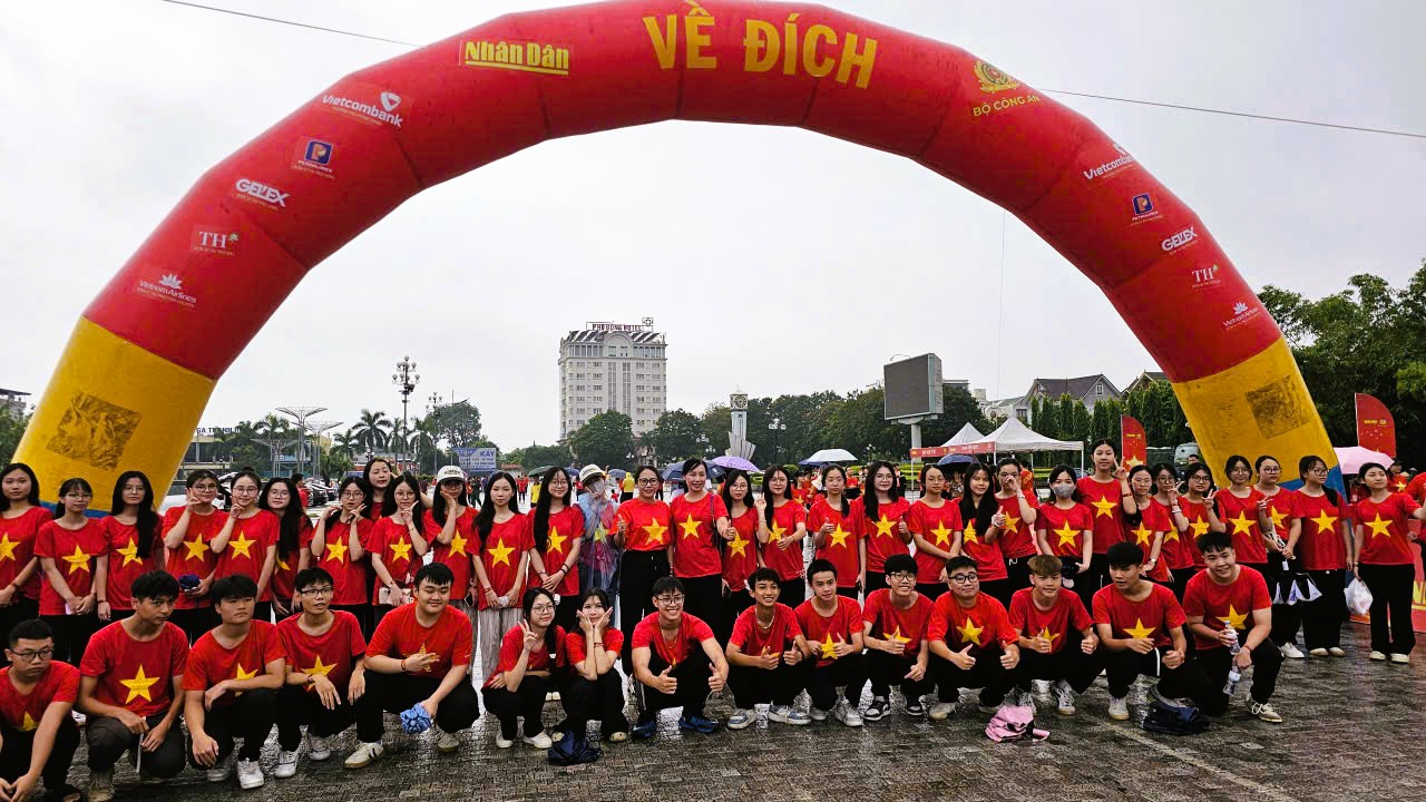 32 ng&agrave;n người ở Thanh H&oacute;a xuống đường đi bộ "C&ugrave;ng Việt Nam tiến bước"- Ảnh 18.
