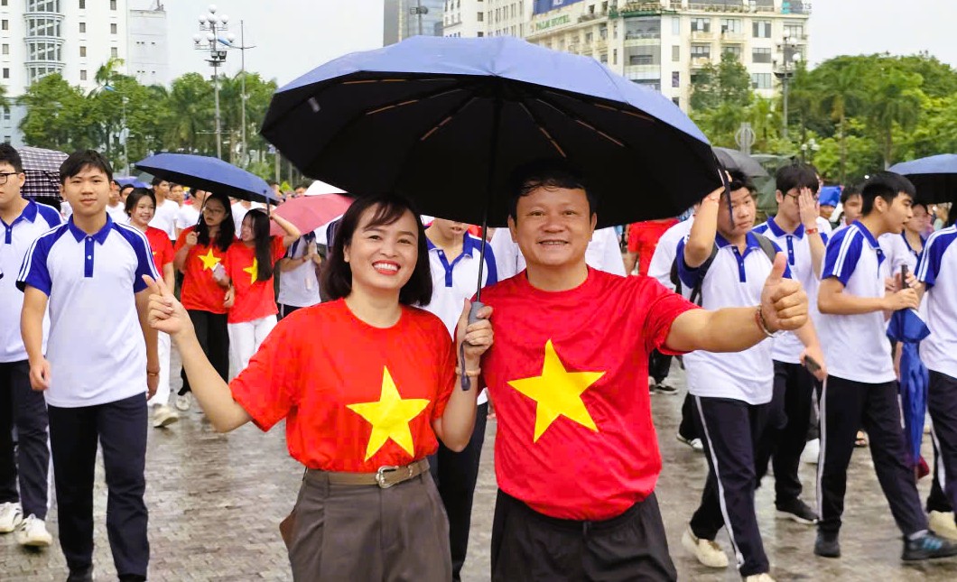 32 ng&agrave;n người ở Thanh H&oacute;a xuống đường đi bộ "C&ugrave;ng Việt Nam tiến bước"- Ảnh 9.