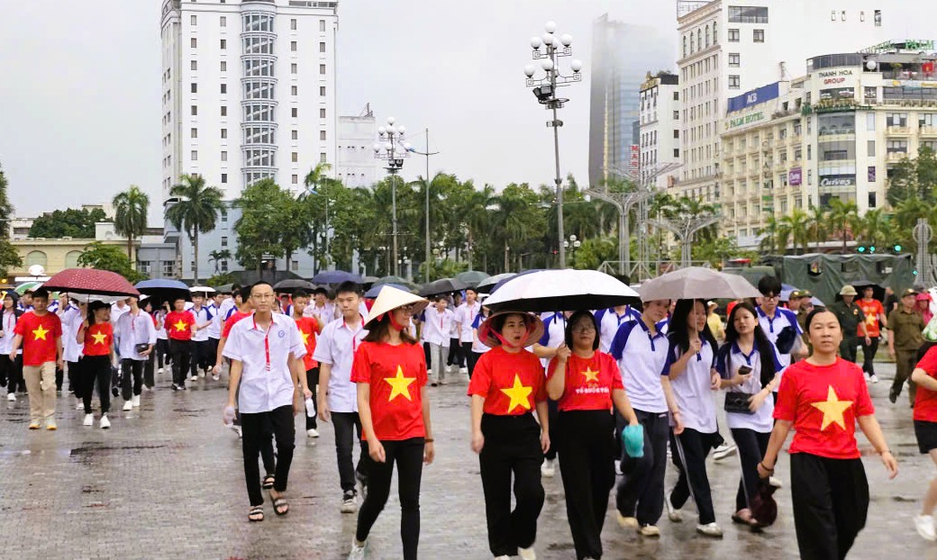 32 ng&agrave;n người ở Thanh H&oacute;a xuống đường đi bộ "C&ugrave;ng Việt Nam tiến bước"- Ảnh 10.