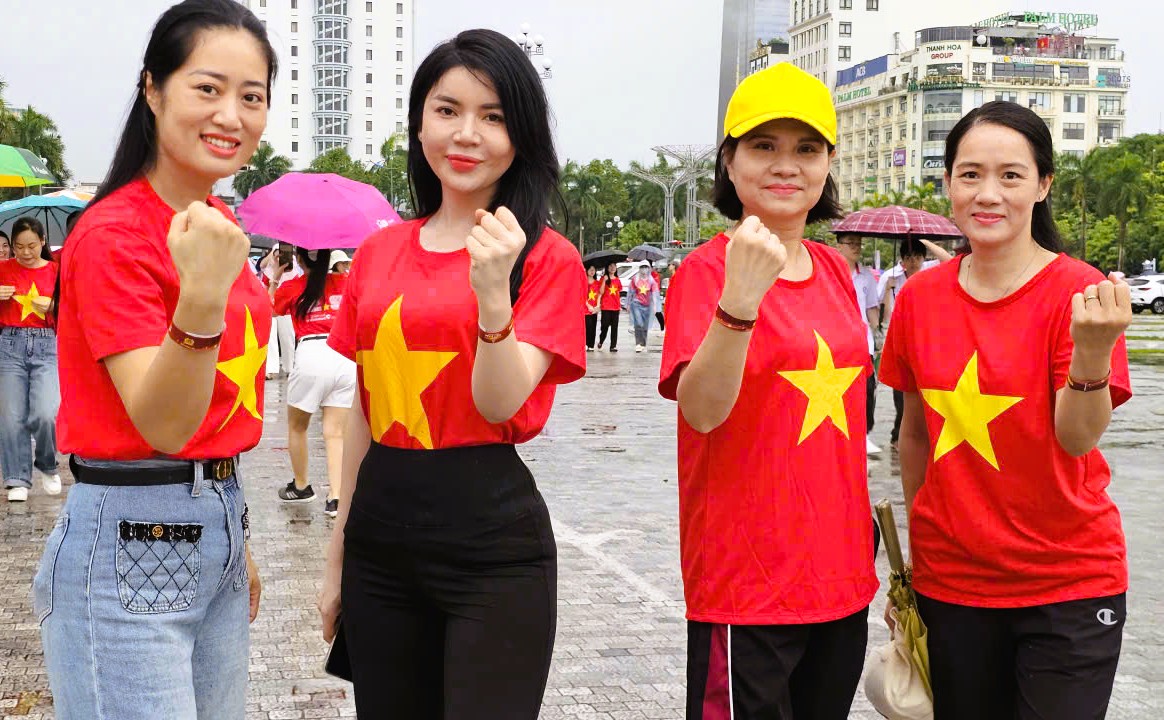 32 ng&agrave;n người ở Thanh H&oacute;a xuống đường đi bộ "C&ugrave;ng Việt Nam tiến bước"- Ảnh 11.
