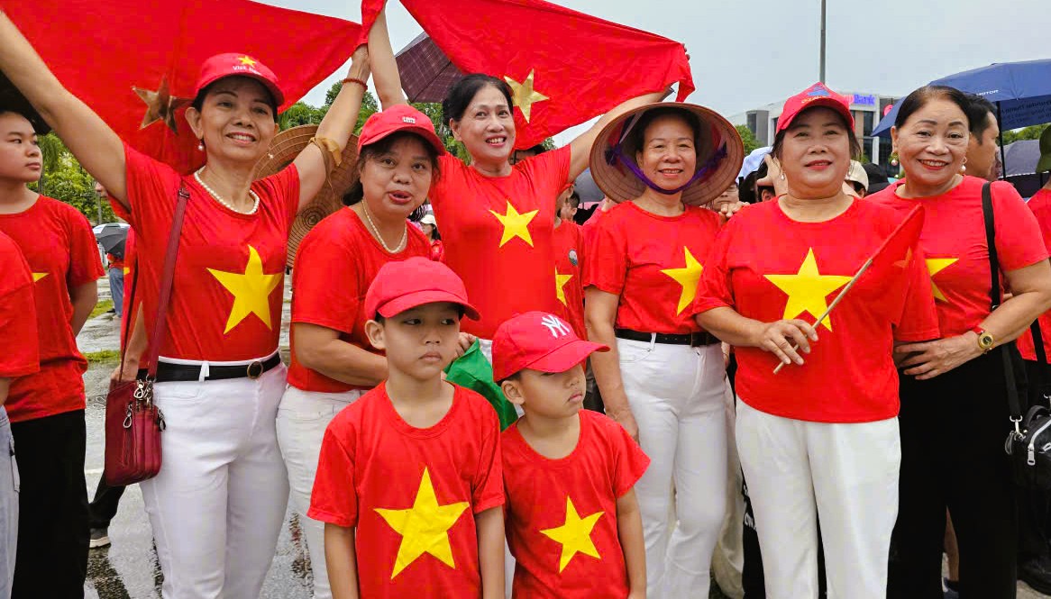 32 ng&agrave;n người ở Thanh H&oacute;a xuống đường đi bộ "C&ugrave;ng Việt Nam tiến bước"- Ảnh 13.
