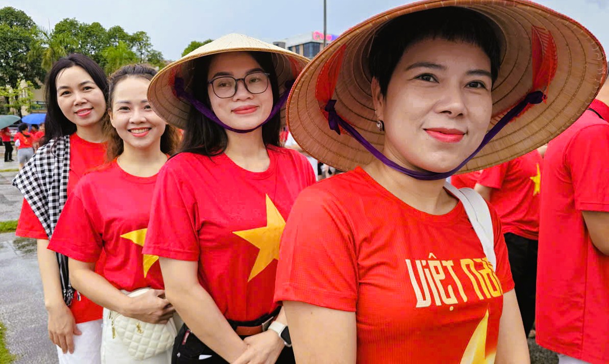 32 ng&agrave;n người ở Thanh H&oacute;a xuống đường đi bộ "C&ugrave;ng Việt Nam tiến bước"- Ảnh 14.