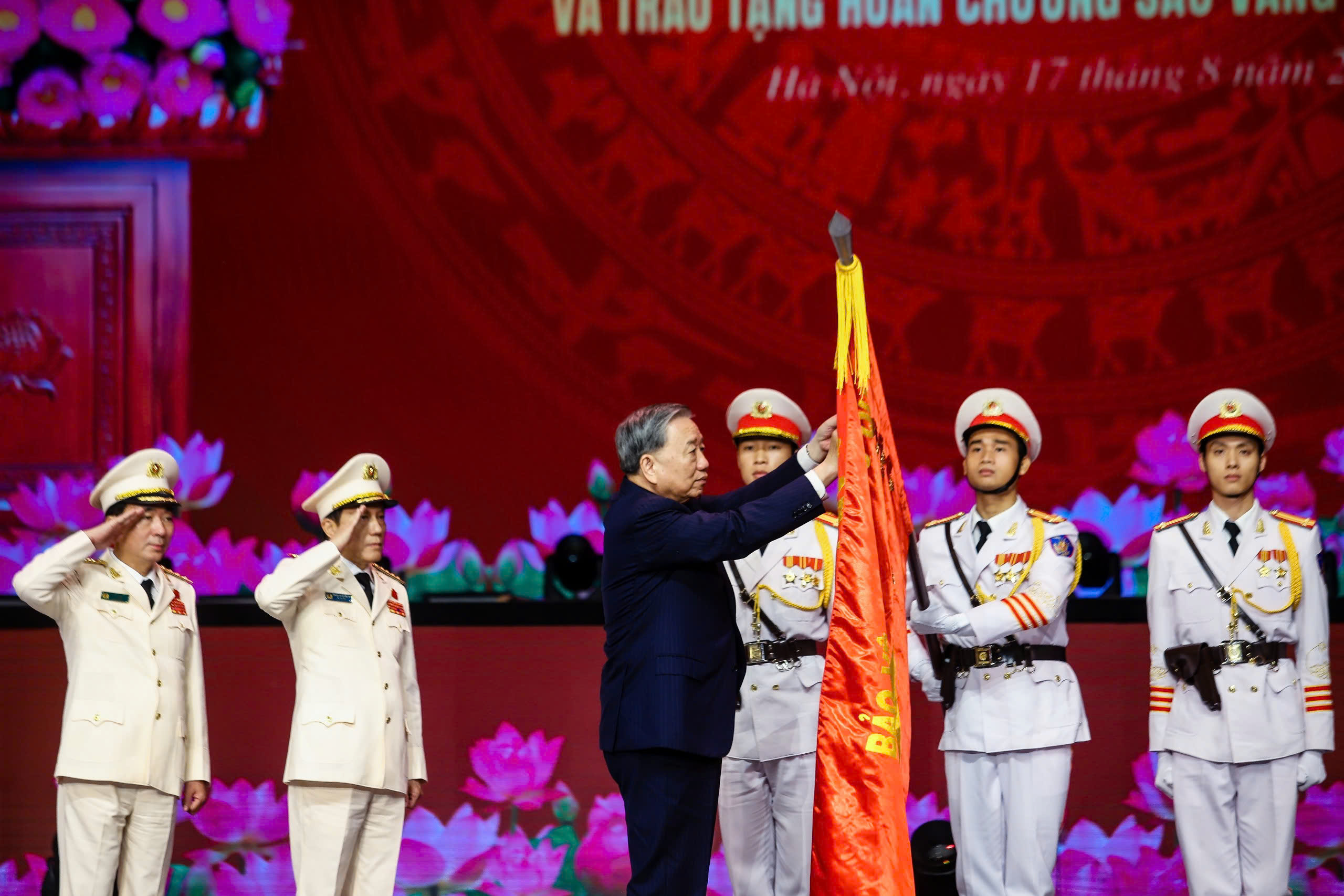 Lực lượng C&ocirc;ng an nh&acirc;n d&acirc;n đ&oacute;n nhận Hu&acirc;n chương Sao V&agrave;ng lần thứ 5- Ảnh 1.