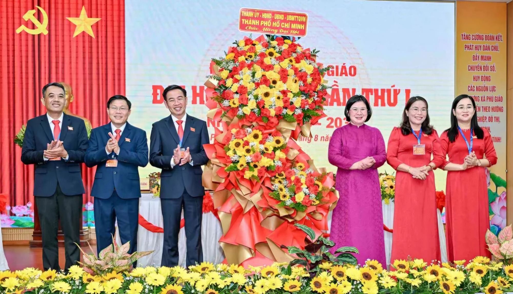 Đảng bộ x&atilde; Ph&uacute; Gi&aacute;o ph&aacute;t triển c&ocirc;ng nghiệp v&agrave; đ&ocirc; thị hướng tới tương lai hiện đại - Ảnh 1.