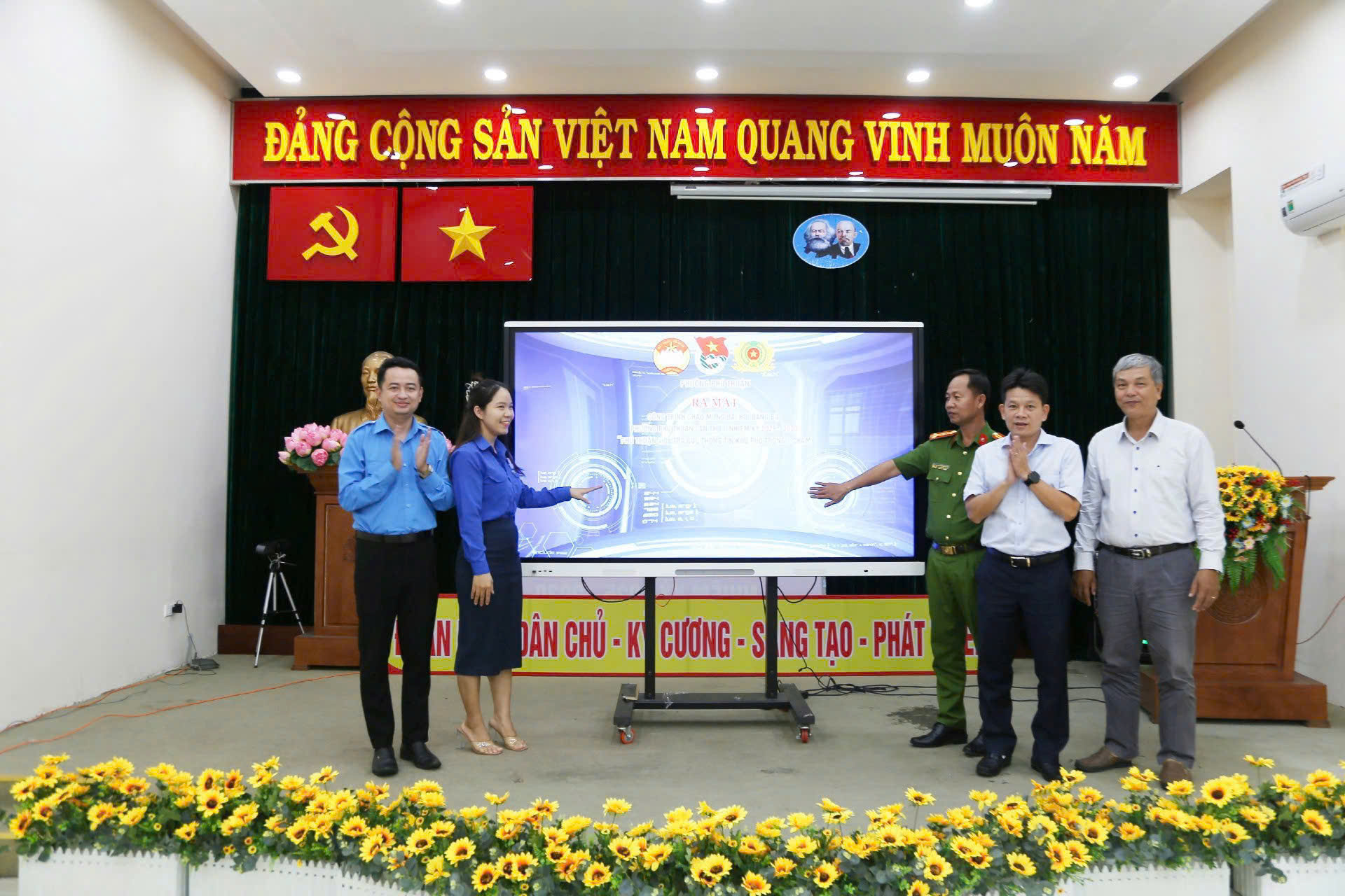 "Một chạm" tra cứu đầy đủ thông tin khu phố - Ảnh 1.