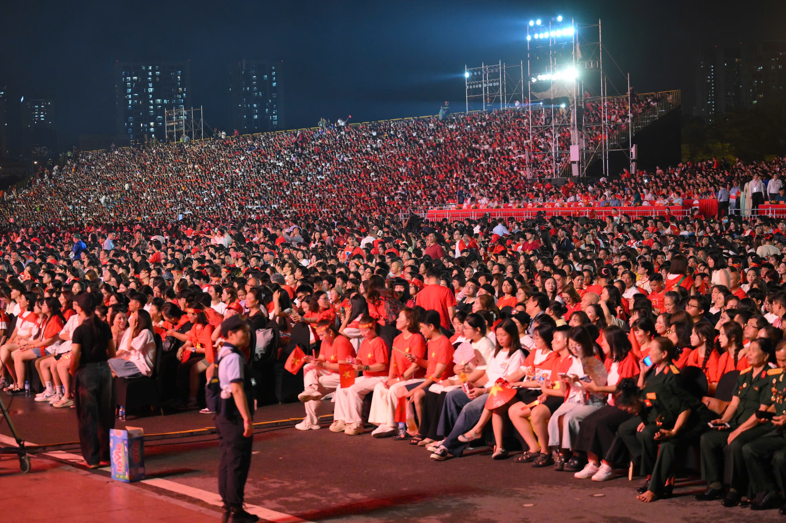 H&agrave;ng vạn kh&aacute;n giả sống trong kh&ocirc;ng kh&iacute; h&agrave;o h&ugrave;ng "Tự h&agrave;o l&agrave; người Việt Nam"- Ảnh 3.