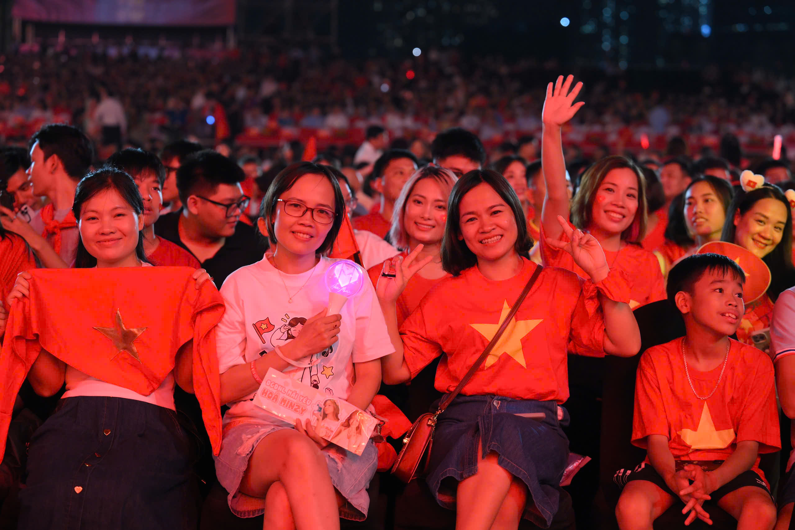 H&agrave;ng vạn kh&aacute;n giả sống trong kh&ocirc;ng kh&iacute; h&agrave;o h&ugrave;ng "Tự h&agrave;o l&agrave; người Việt Nam"- Ảnh 6.