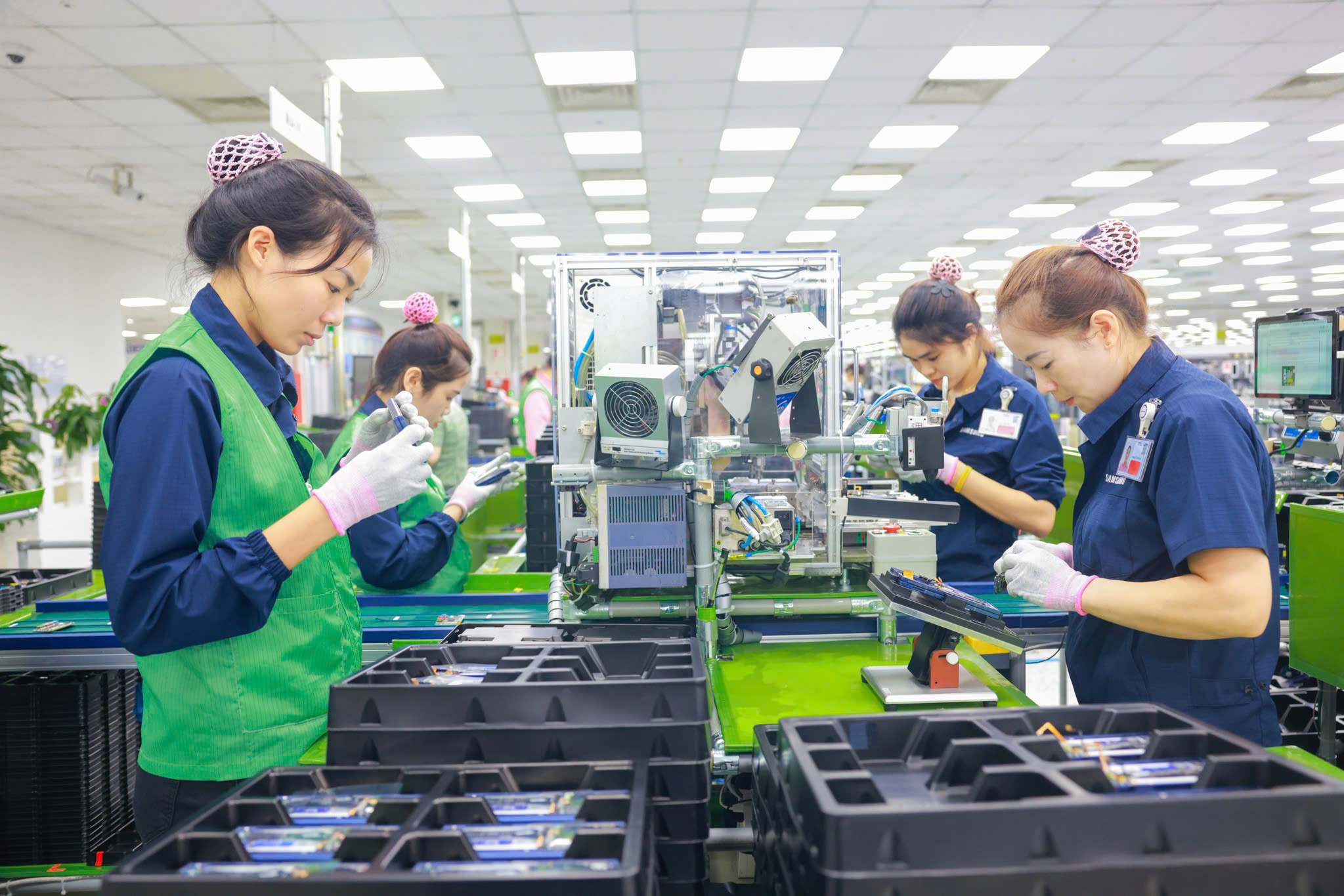 Xuất khẩu Việt Nam vượt khó trước thách thức thuế quan từ Mỹ - Ảnh 1.