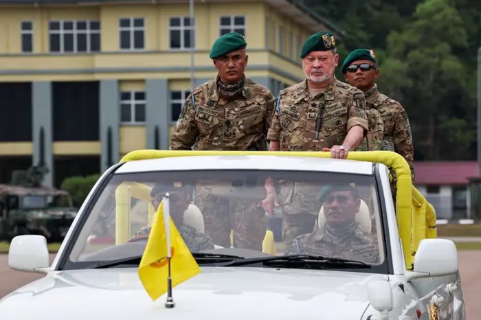 Quốc vương Malaysia: "Đừng mua quan tài bay" - Ảnh 1.