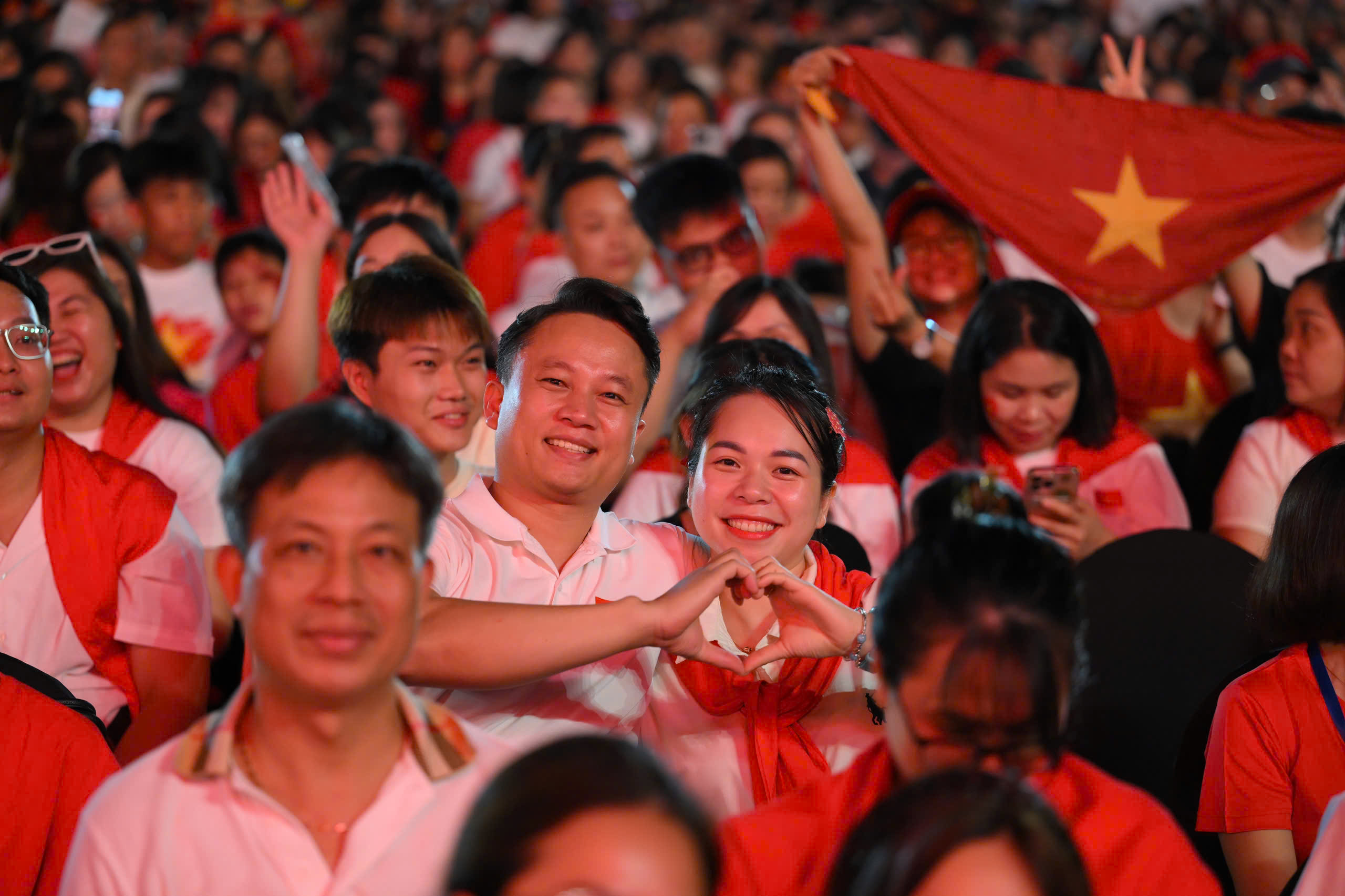 H&agrave;ng vạn kh&aacute;n giả sống trong kh&ocirc;ng kh&iacute; h&agrave;o h&ugrave;ng "Tự h&agrave;o l&agrave; người Việt Nam"- Ảnh 9.