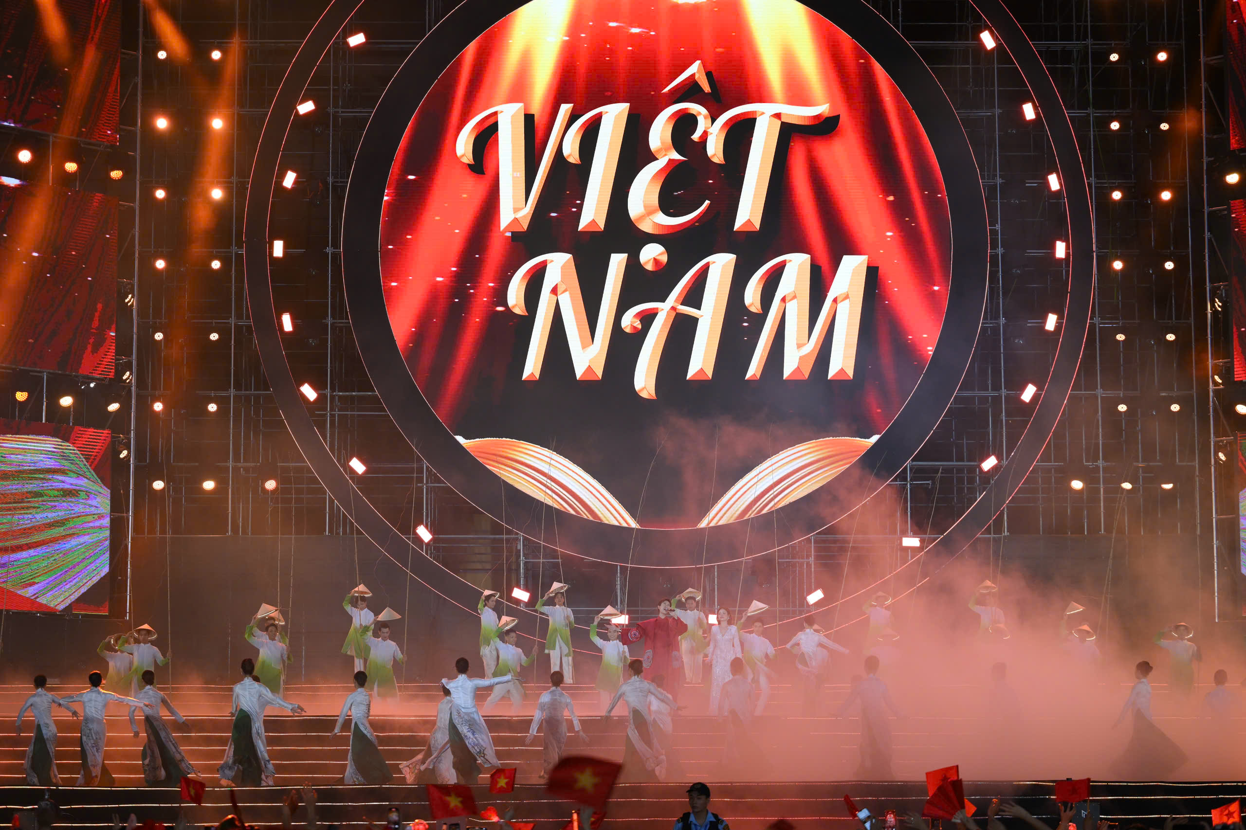 H&agrave;ng vạn kh&aacute;n giả sống trong kh&ocirc;ng kh&iacute; h&agrave;o h&ugrave;ng "Tự h&agrave;o l&agrave; người Việt Nam"- Ảnh 5.