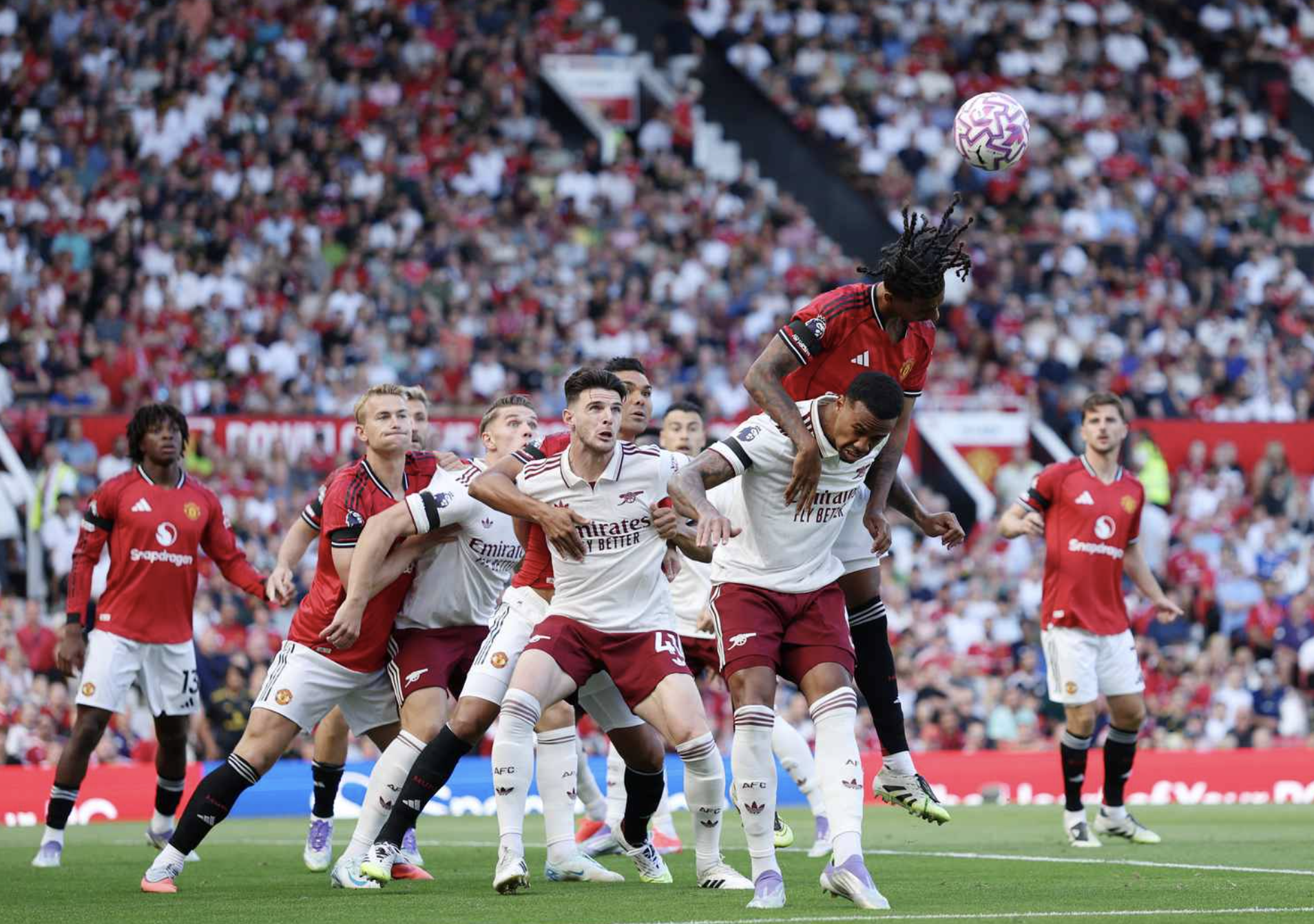 Man United gục ngã tại Old Trafford, Arsenal thăng hoa ngày khai mạc - Ảnh 1.