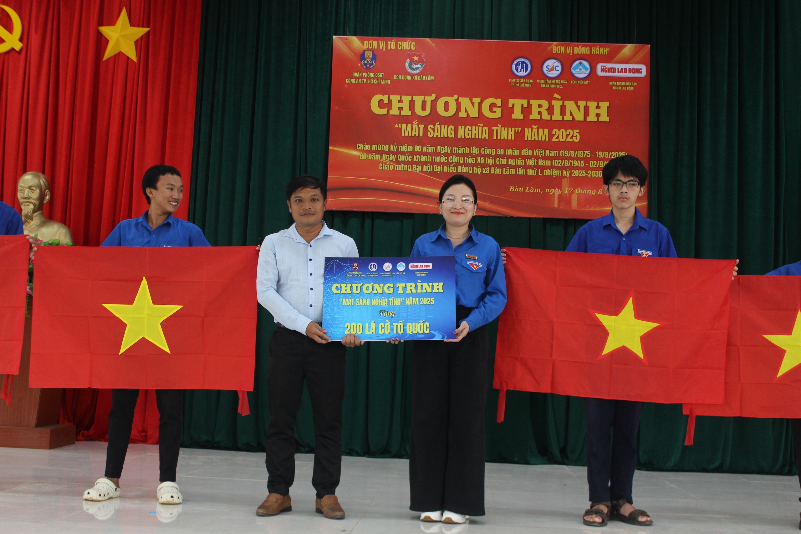B&aacute;o Người Lao Động trao tặng 200 l&aacute; cờ Tổ quốc trong chương tr&igrave;nh &ldquo;Mắt s&aacute;ng nghĩa t&igrave;nh&rdquo; - Ảnh 4.