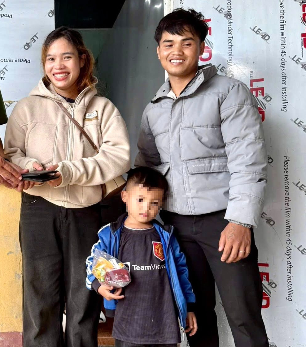 Vợ chồng nghèo nhặt chiếc ví và hành động đẹp khiến nhiều người cảm động - Ảnh 1.