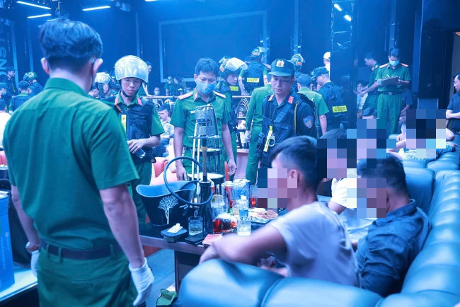 N&Oacute;NG: "Đột k&iacute;ch" nh&agrave; h&agrave;ng v&agrave; vũ trường ở Quảng Trị, ph&aacute;t hiện h&agrave;ng trăm người dương t&iacute;nh ma t&uacute;y- Ảnh 2.