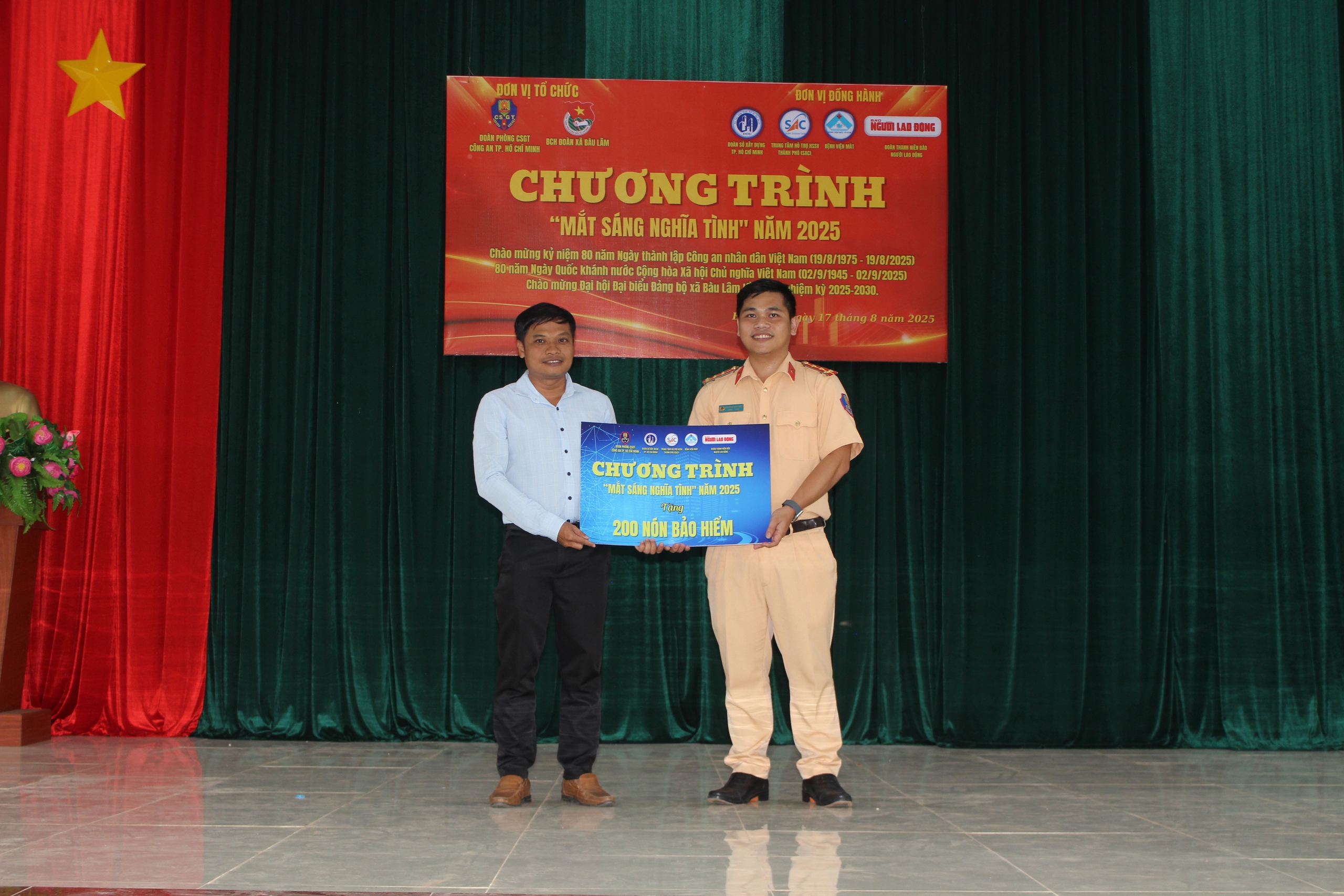 B&aacute;o Người Lao Động trao tặng 200 l&aacute; cờ Tổ quốc trong chương tr&igrave;nh &ldquo;Mắt s&aacute;ng nghĩa t&igrave;nh&rdquo; - Ảnh 3.