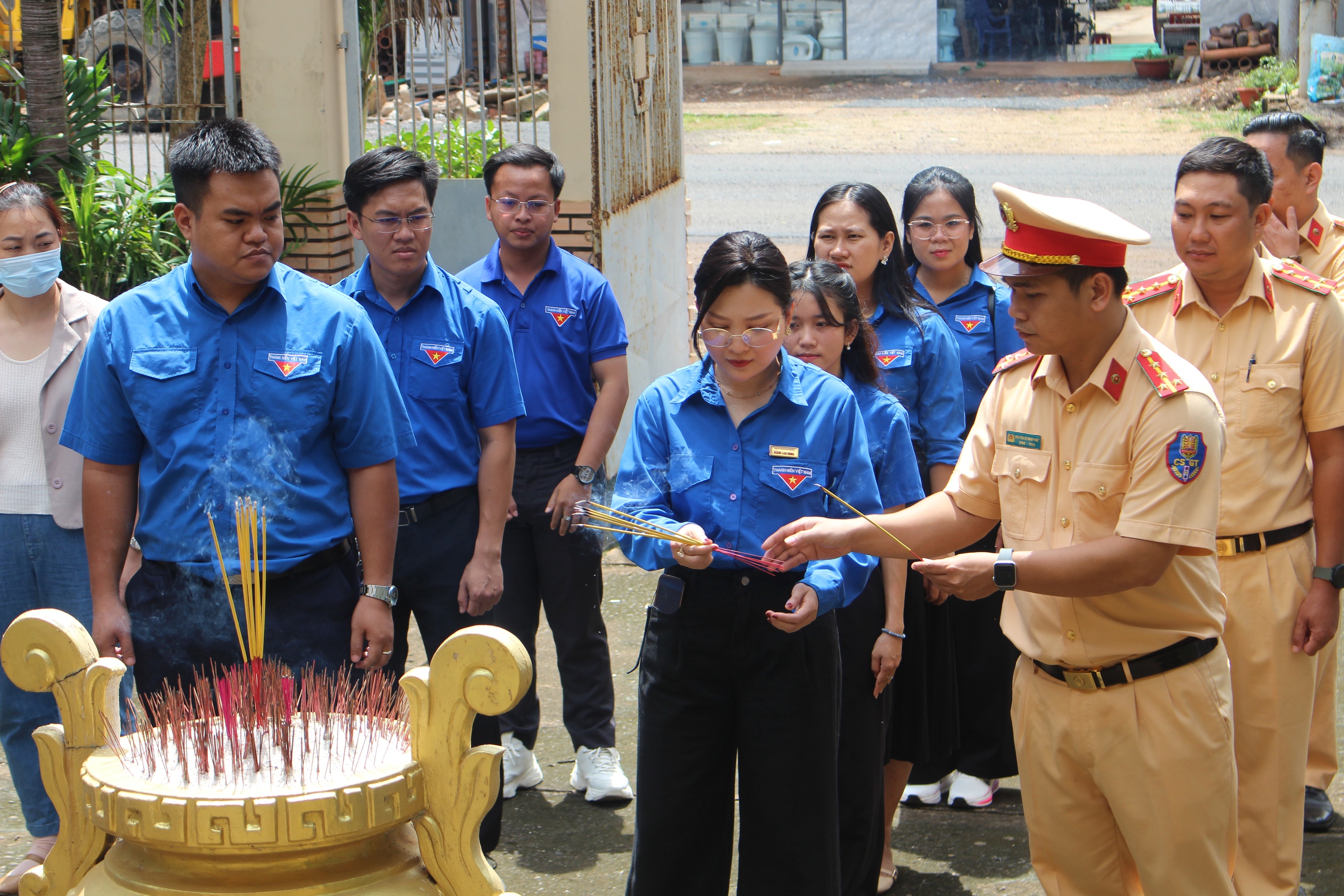 B&aacute;o Người Lao Động trao tặng 200 l&aacute; cờ Tổ quốc trong chương tr&igrave;nh &ldquo;Mắt s&aacute;ng nghĩa t&igrave;nh&rdquo; - Ảnh 1.