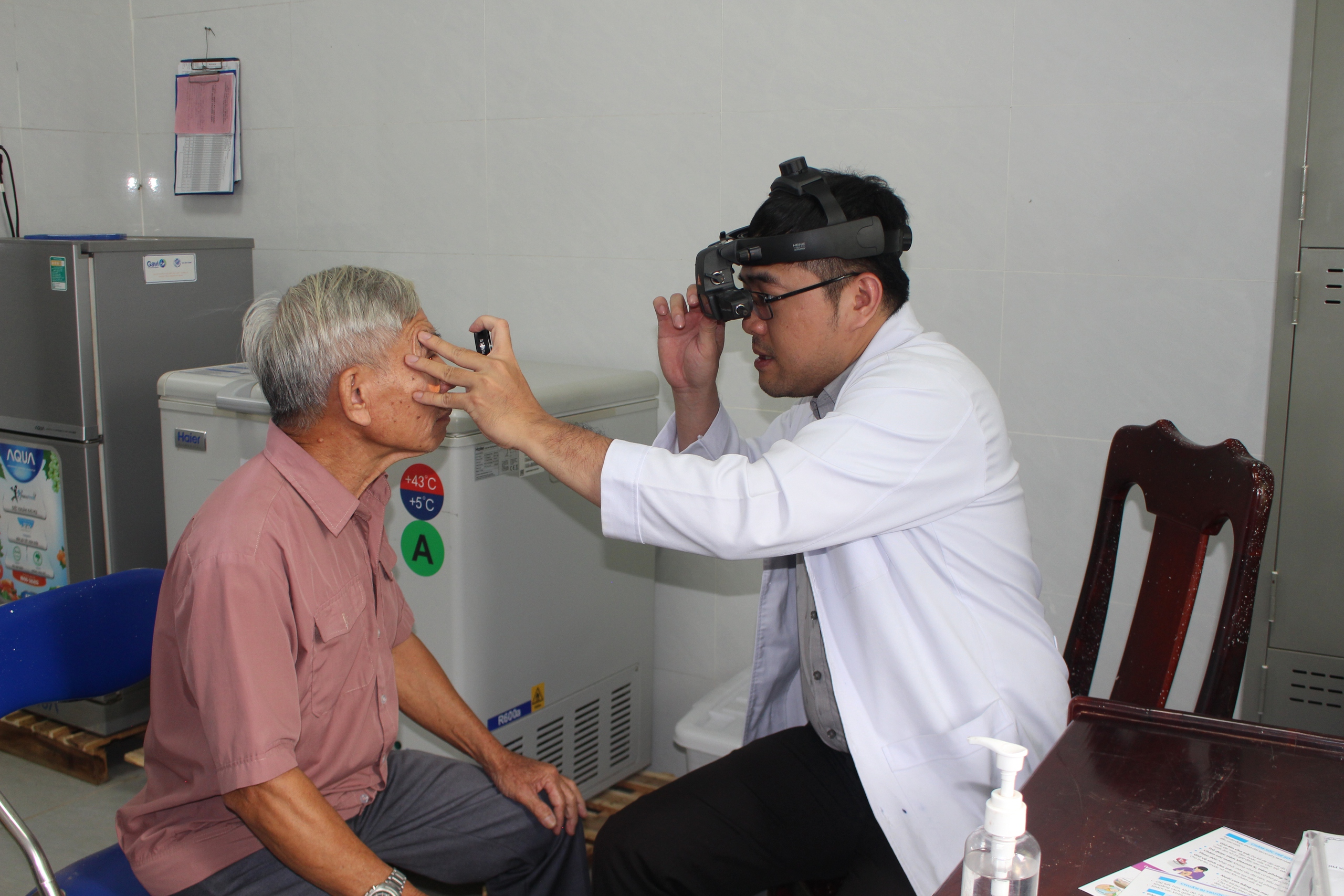 B&aacute;o Người Lao Động trao tặng 200 l&aacute; cờ Tổ quốc trong chương tr&igrave;nh &ldquo;Mắt s&aacute;ng nghĩa t&igrave;nh&rdquo; - Ảnh 2.