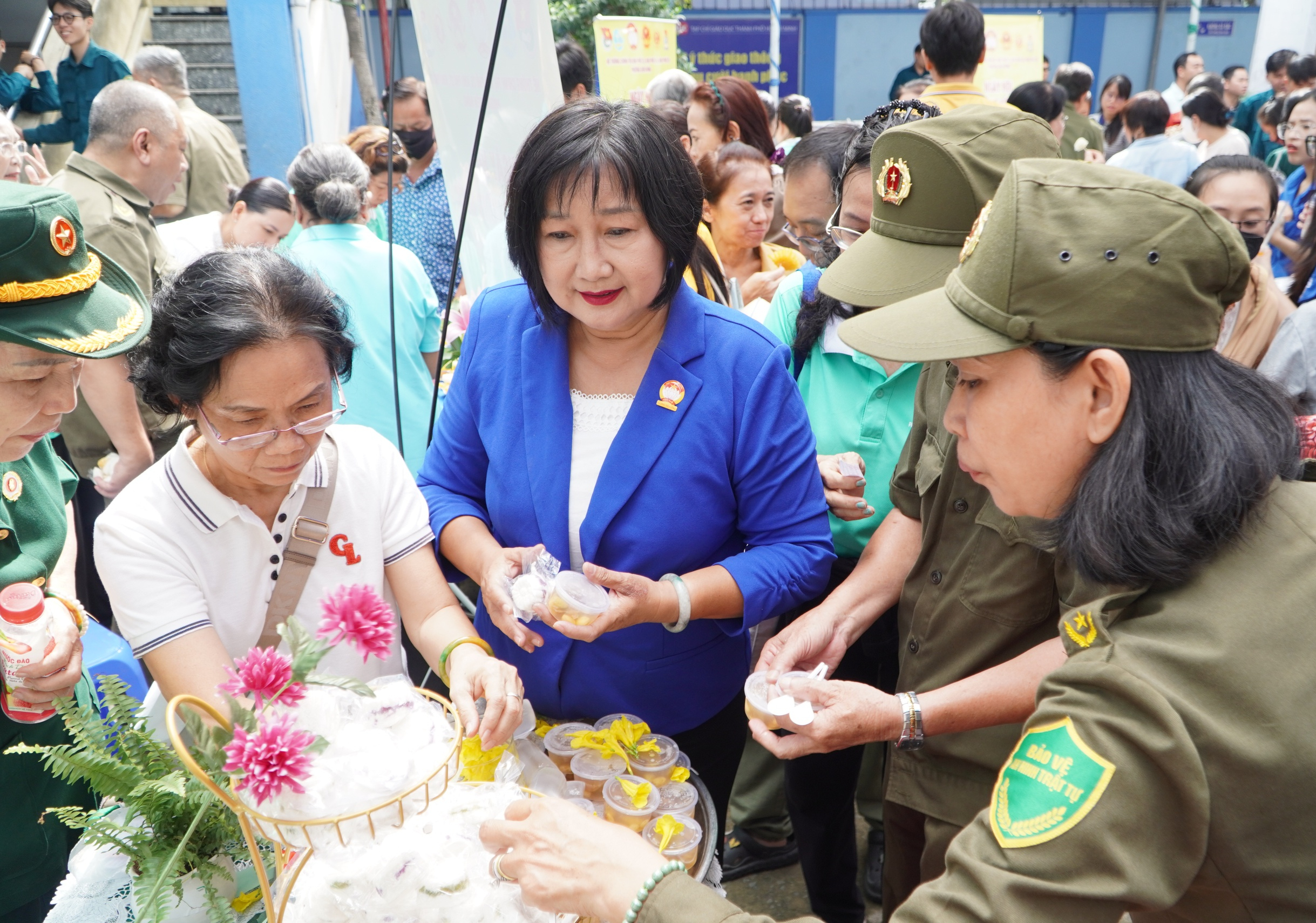 Phường vừa th&agrave;nh lập m&agrave; l&agrave;m tốt lắm, người d&acirc;n ủng hộ hết m&igrave;nh!- Ảnh 3.