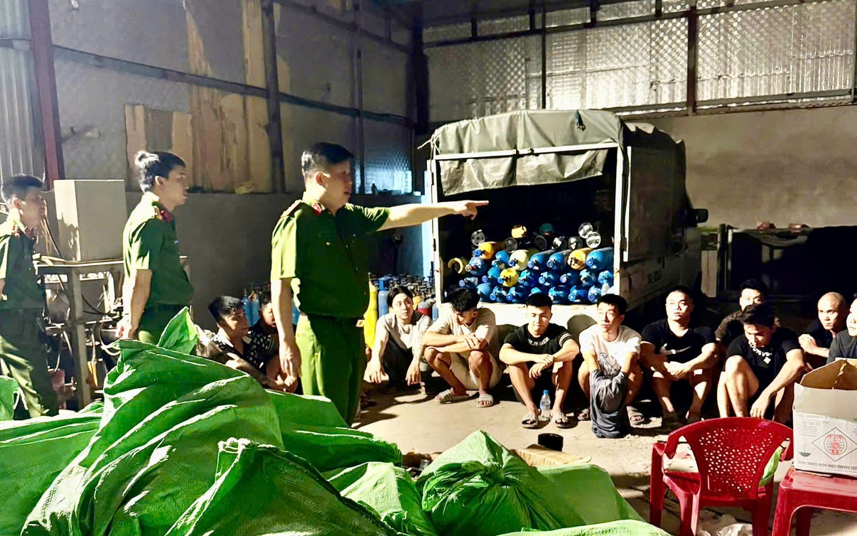 Triệt phá đường dây mua bán "khí cười" số lượng lớn, tạm giữ 18 đối tượng