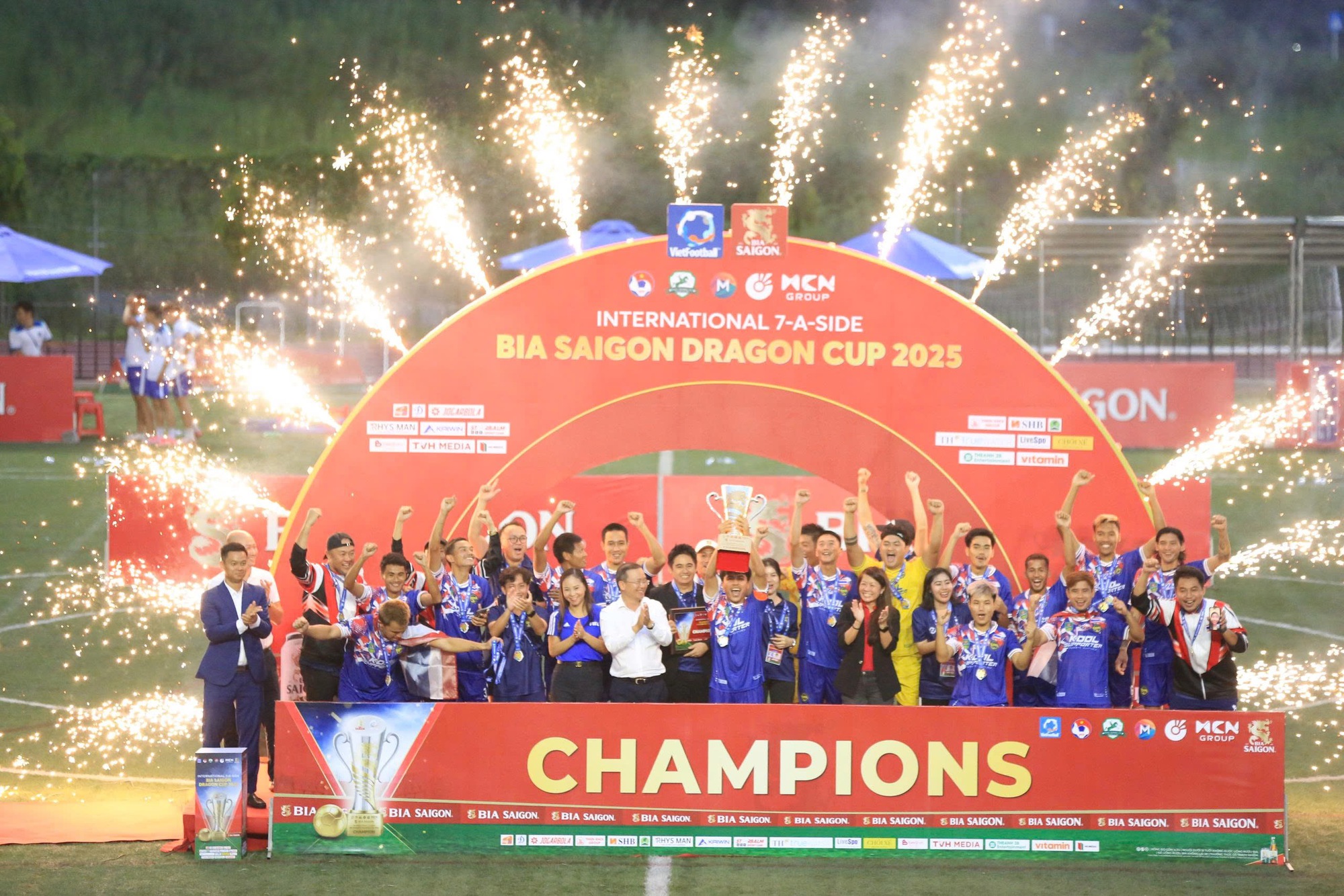 Thua tuyển Th&aacute;i Lan, Việt Nam mất chức v&ocirc; địch Giải b&oacute;ng đ&aacute; 7 người quốc tế tr&ecirc;n s&acirc;n nh&agrave;- Ảnh 2.