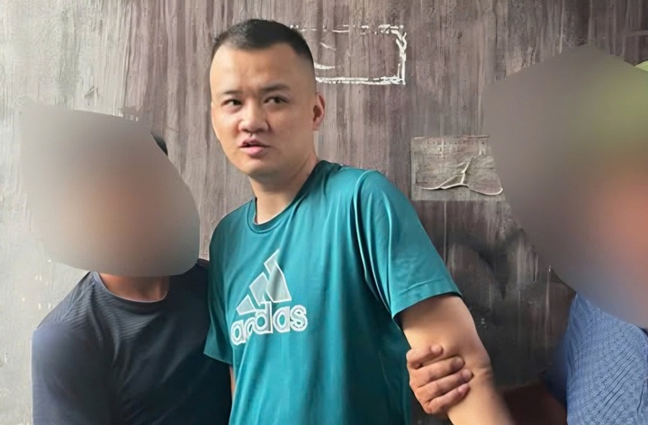 Táo tợn cướp tiệm vàng, dùng dao tấn công chồng chủ tiệm khi bị truy bắt- Ảnh 1.