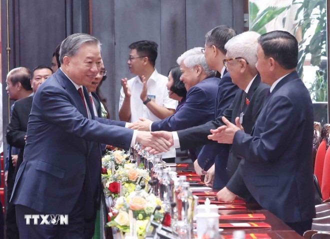 Tổng B&iacute; thư T&ocirc; L&acirc;m: C&aacute;n bộ l&atilde;o th&agrave;nh tiếp tục l&agrave; "người chiến sĩ tr&ecirc;n mặt trận mới"- Ảnh 1.