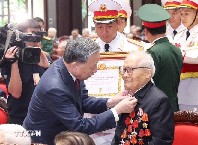Tổng B&iacute; thư T&ocirc; L&acirc;m: C&aacute;n bộ l&atilde;o th&agrave;nh tiếp tục l&agrave; "người chiến sĩ tr&ecirc;n mặt trận mới"- Ảnh 3.
