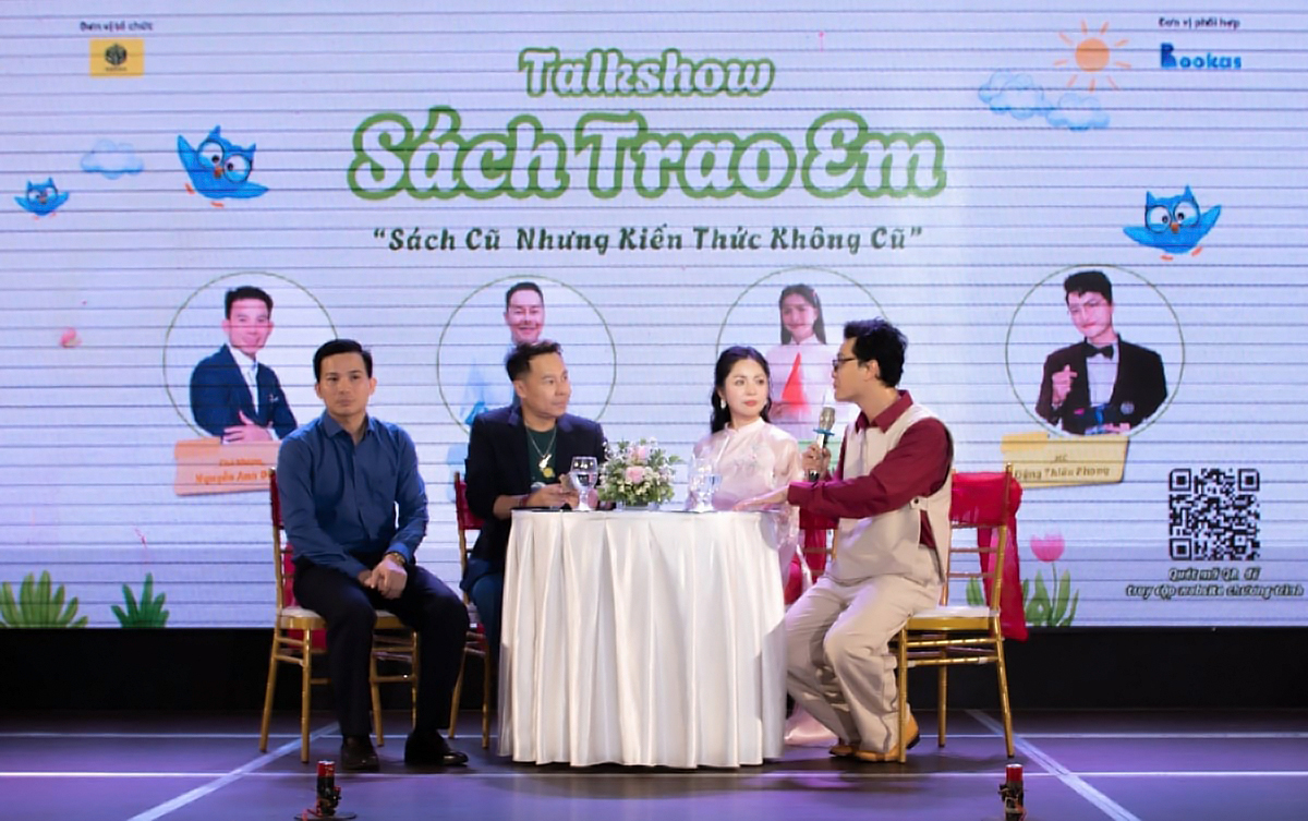 Tủ s&aacute;ch nhỏ mở ước mơ lớn - Ảnh 1.