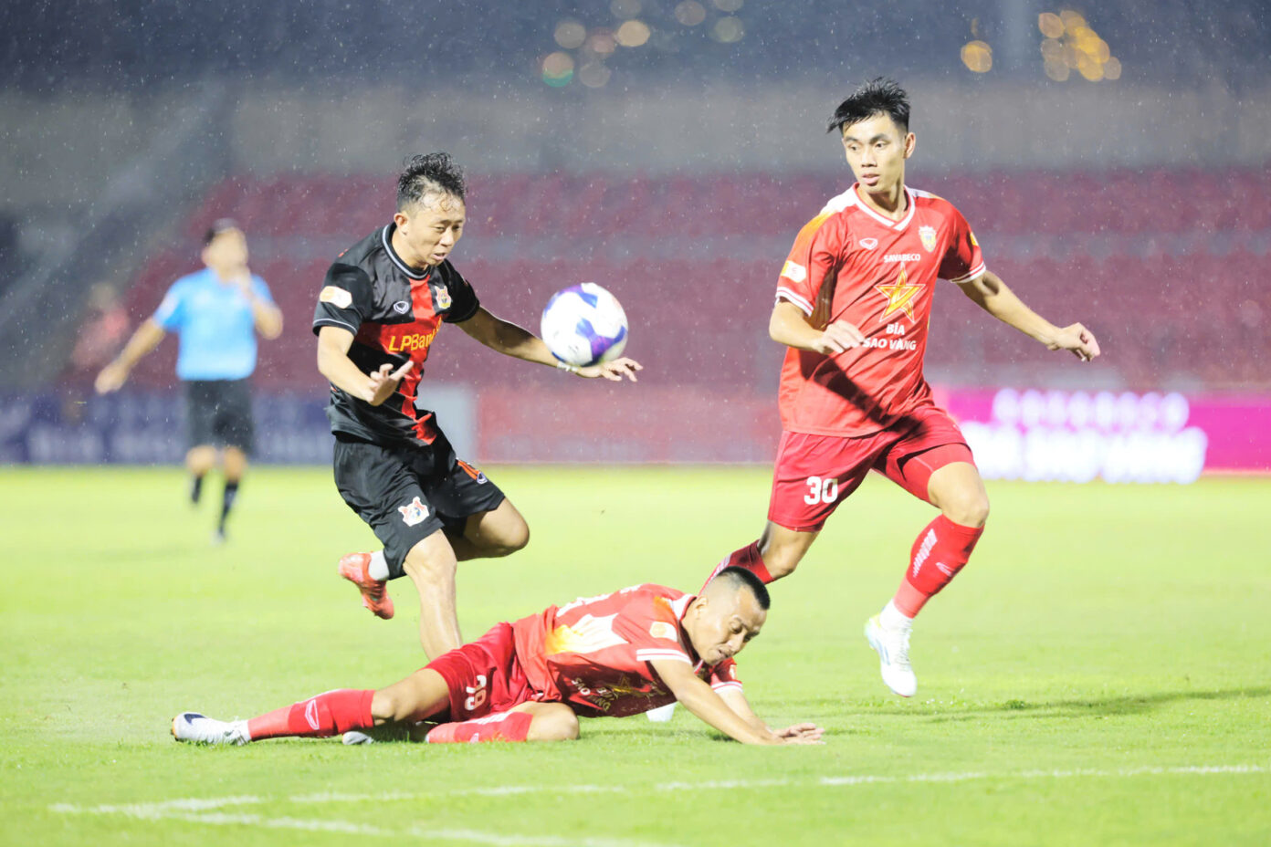 "T&acirc;n binh" thăng hoa ng&agrave;y ra mắt V-League - Ảnh 1.