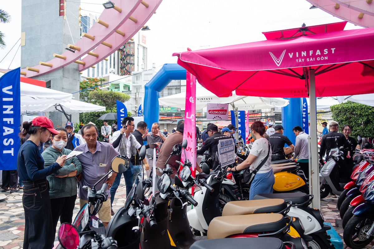 L&ecirc;n đời xe m&aacute;y điện VinFast, kh&aacute;ch h&agrave;ng khẳng định: &ldquo;Mức gi&aacute; qu&aacute; tốt, kh&ocirc;ng thể tốt hơn&rdquo;- Ảnh 1.