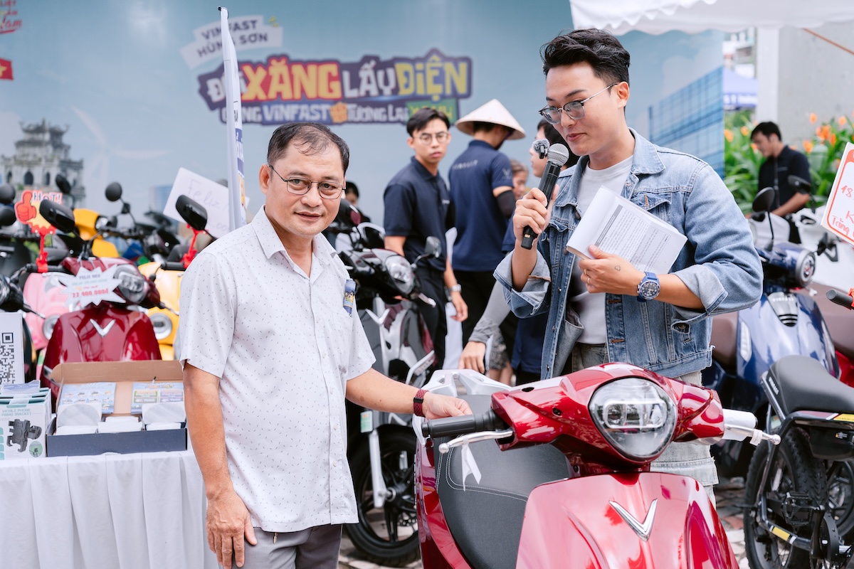 L&ecirc;n đời xe m&aacute;y điện VinFast, kh&aacute;ch h&agrave;ng khẳng định: &ldquo;Mức gi&aacute; qu&aacute; tốt, kh&ocirc;ng thể tốt hơn&rdquo;- Ảnh 2.