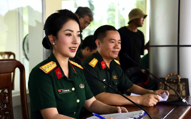 Vẻ đẹp nữ Thượng úy đảm nhận giọng miền Nam tại Đại lễ A80